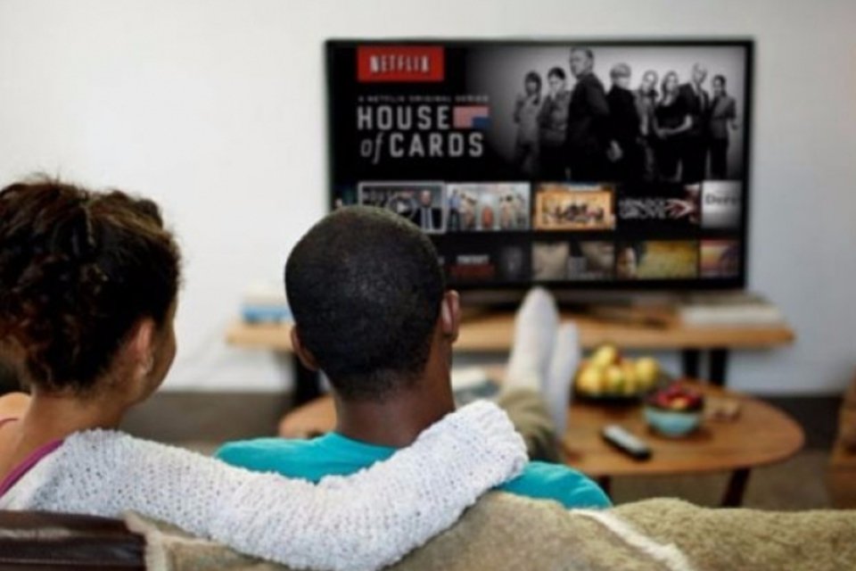 Assistir a Netflix é mais ecologicamente correto do que respirar, diz... a Netflix