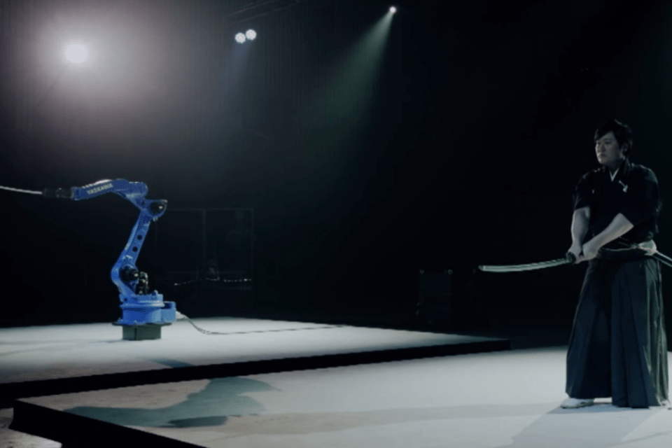 Empresa japonesa cria robô que repete movimentos de samurais