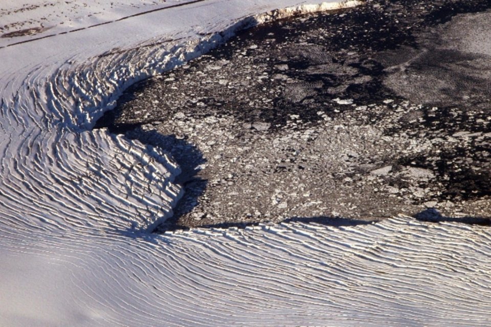 Com aquecimento global, geleiras de Spitzberg avançam para fiordes