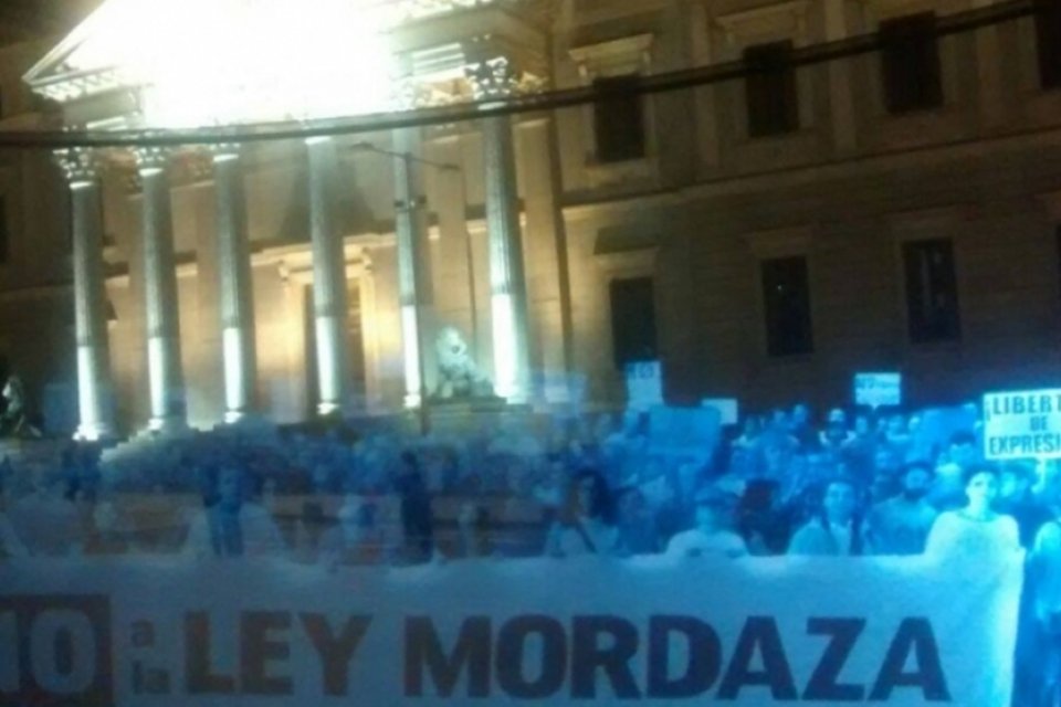 Espanhóis fazem primeira manifestação do mundo usando apenas hologramas