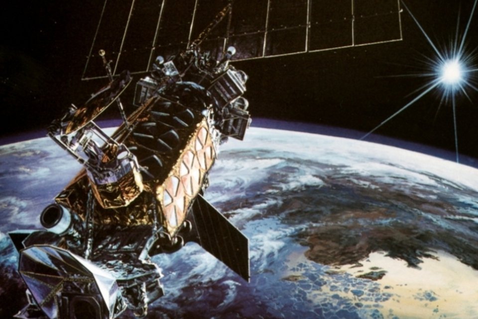 EUA investigam causa de explosão misteriosa de satélite militar em órbita