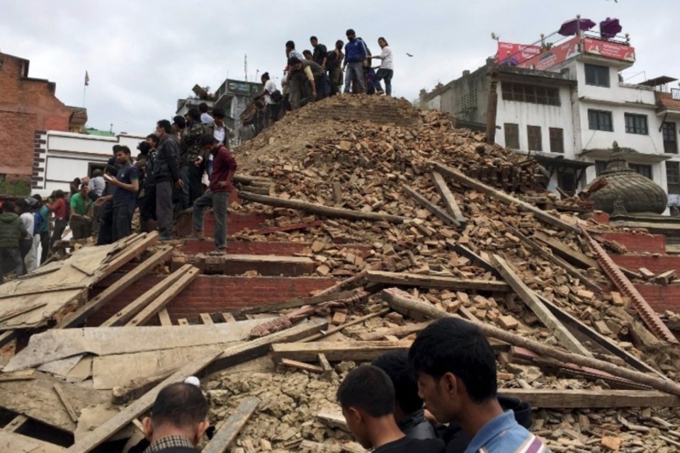Terremoto no Nepal deixa 1,1 mil mortos e provoca avalanche no Everest