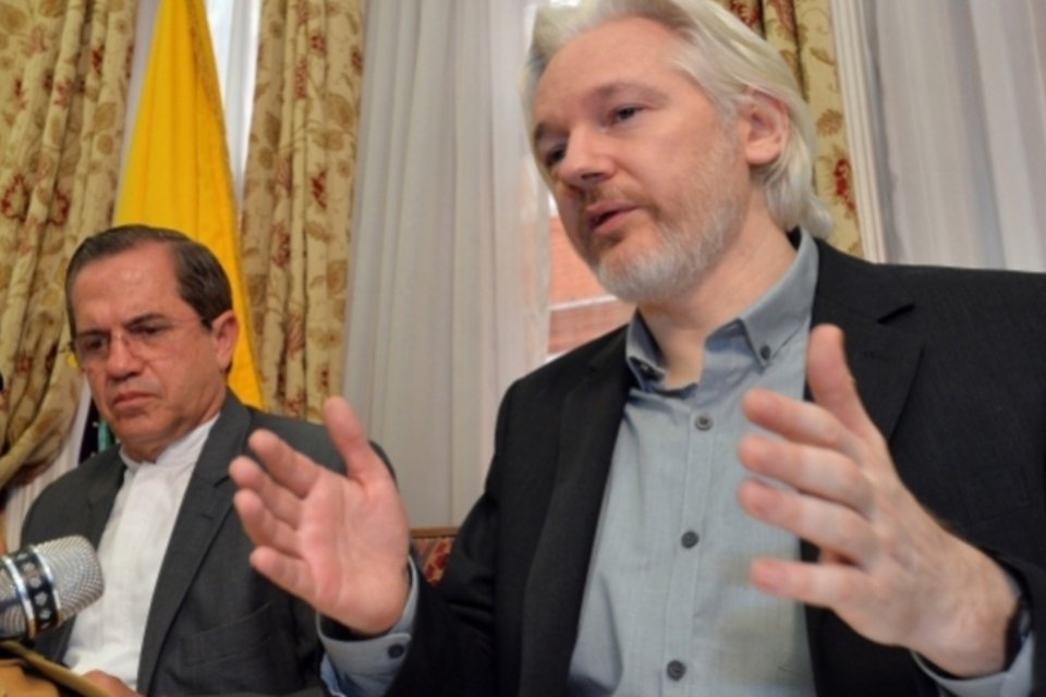 Procuradores suecos querem interrogar Assange em Londres