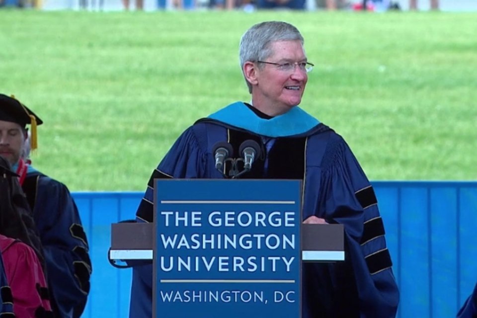 Assista ao discurso de Tim Cook contando sobre seus primeiros dias na Apple