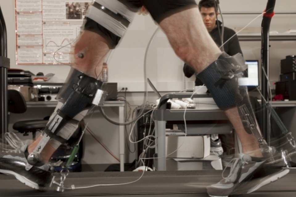 Cientistas criam exoesqueleto que usa apenas energia cinética para funcionar