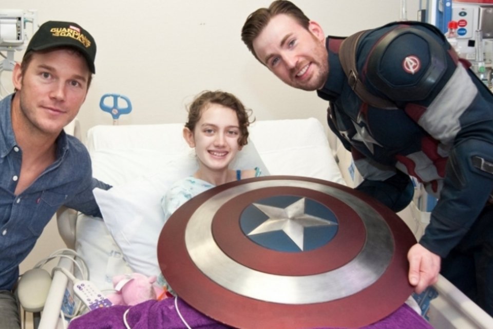 Protagonistas de filmes da Marvel visitam hospital infantil como parte de aposta
