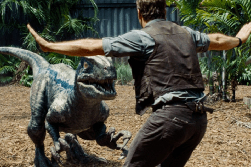 Funcionários de zoológicos recriam cena do filme Jurassic World nas redes sociais