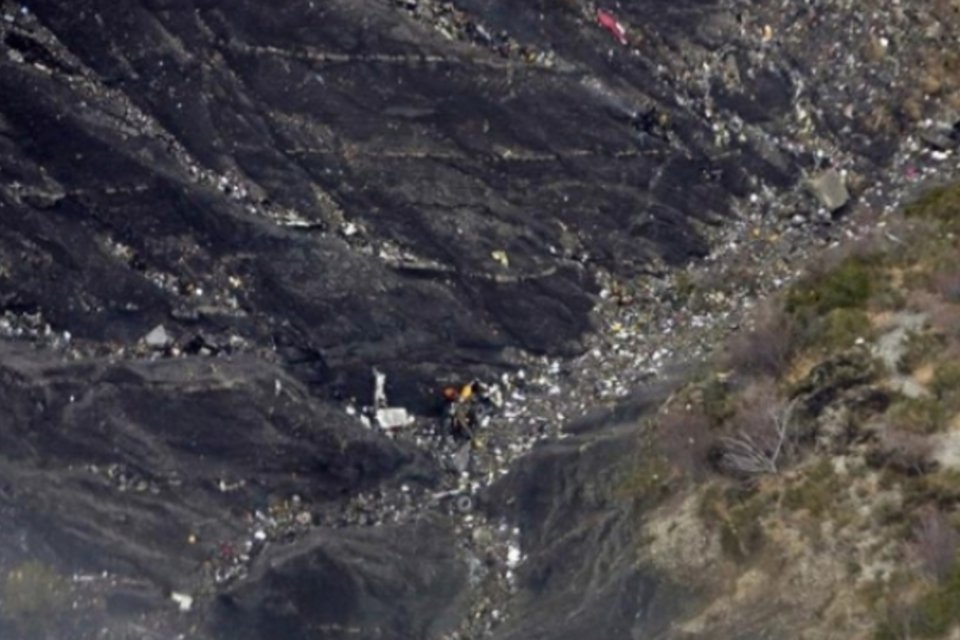 França retoma buscas por destroços do avião que caiu nos Alpes