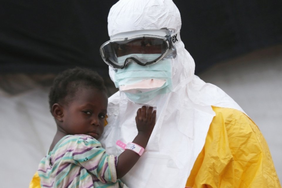 OMS comemora primeira semana sem novos casos de ebola desde março de 2014