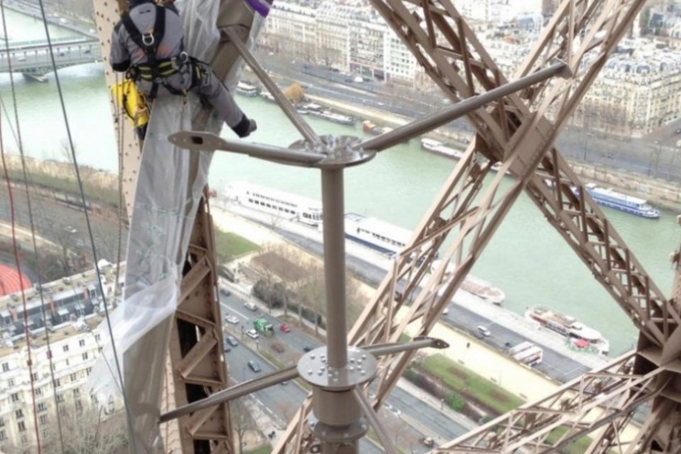 Torre Eiffel recebe turbinas eólicas e passa a gerar sua própria energia