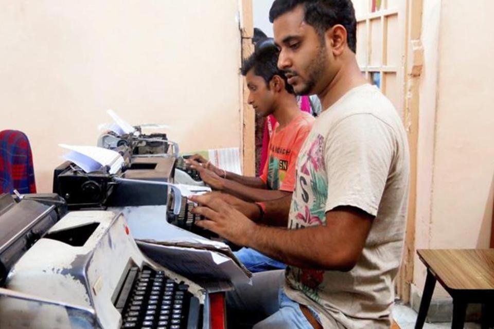 Máquina de escrever se nega a desaparecer na Índia