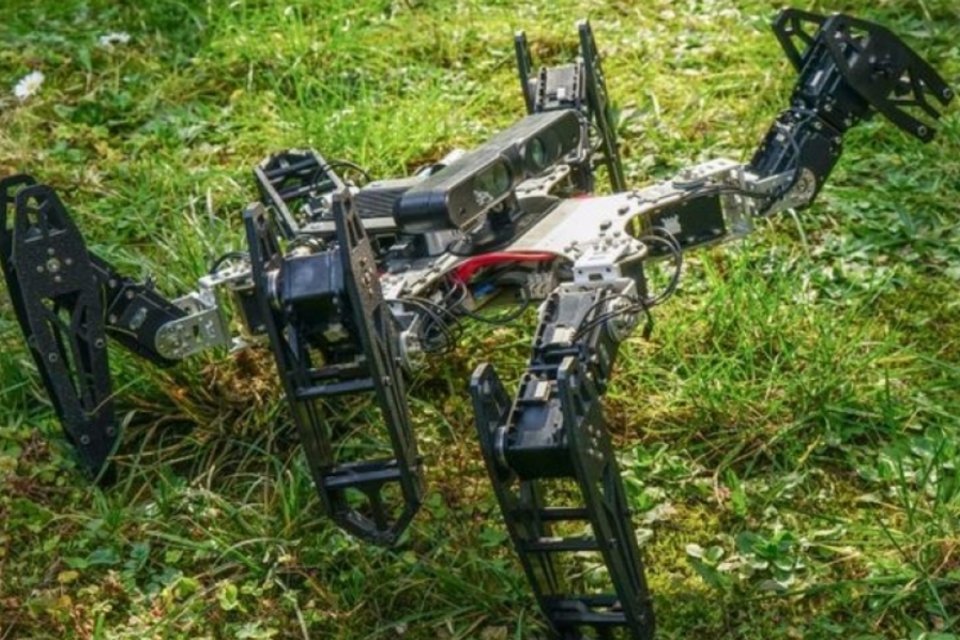 Cientistas constroem robô capaz de se adaptar a danos e ferimentos
