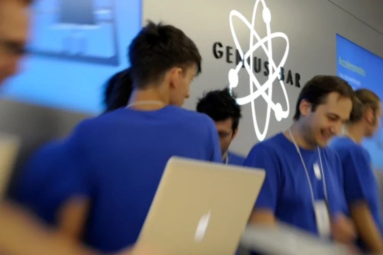 Apple  (GettyImages/Claudio Villa / Stringer)