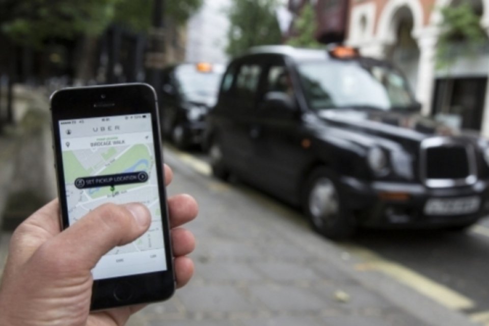 Após protestos de taxistas, Uber suspende opção de baixo custo na França