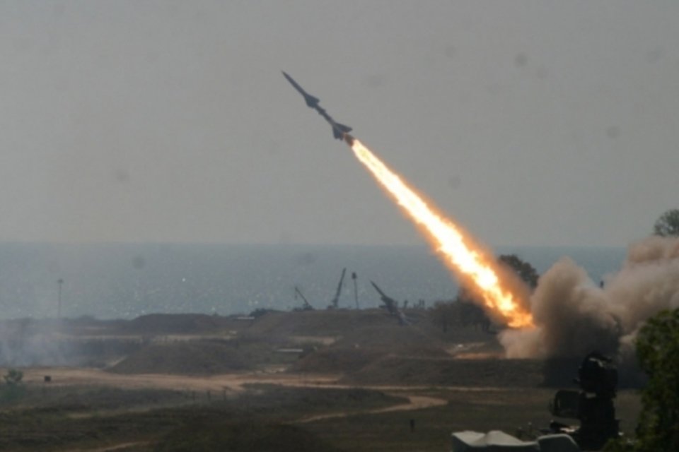 Coreia do Norte diz que pode disparar míssil nuclear "a qualquer momento"