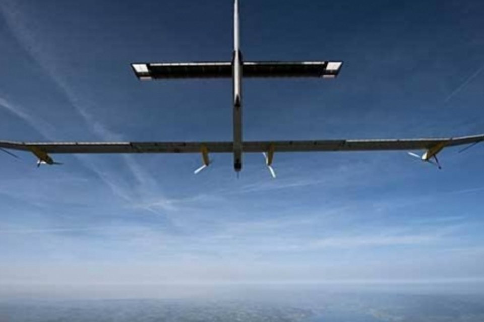 Avião movido a energia solar bate próprio recorde de voo sem escalas