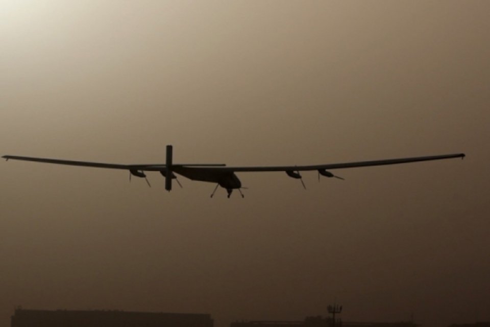 Avião movido a energia solar bate recorde mundial de voo solo mais longo