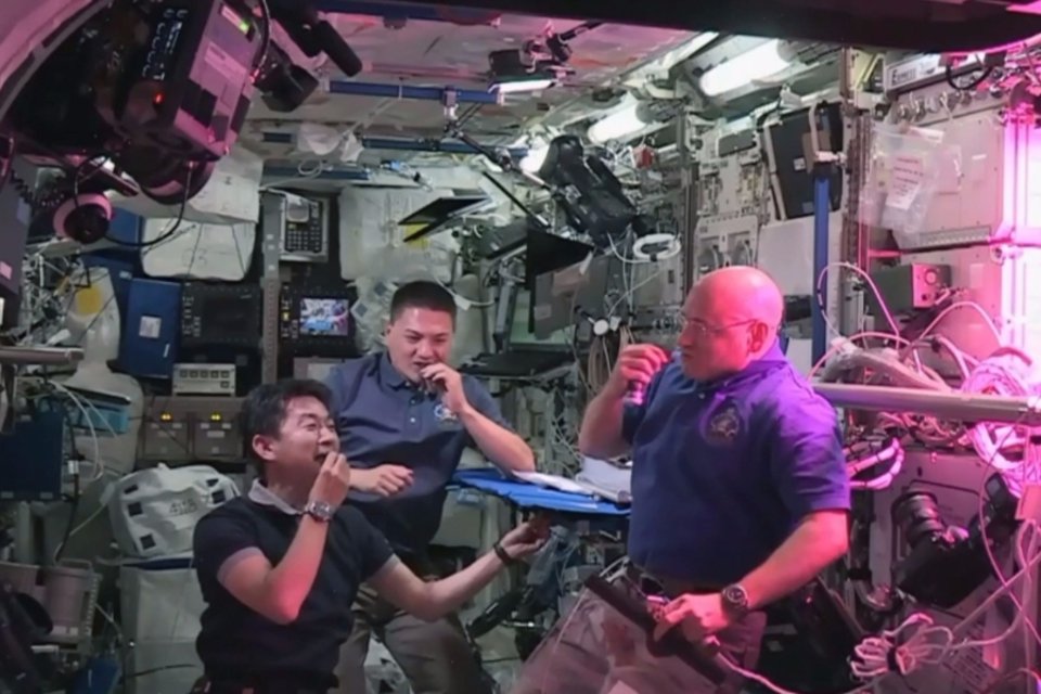 Assista a astronautas comerem a primeira verdura cultivada no espaço