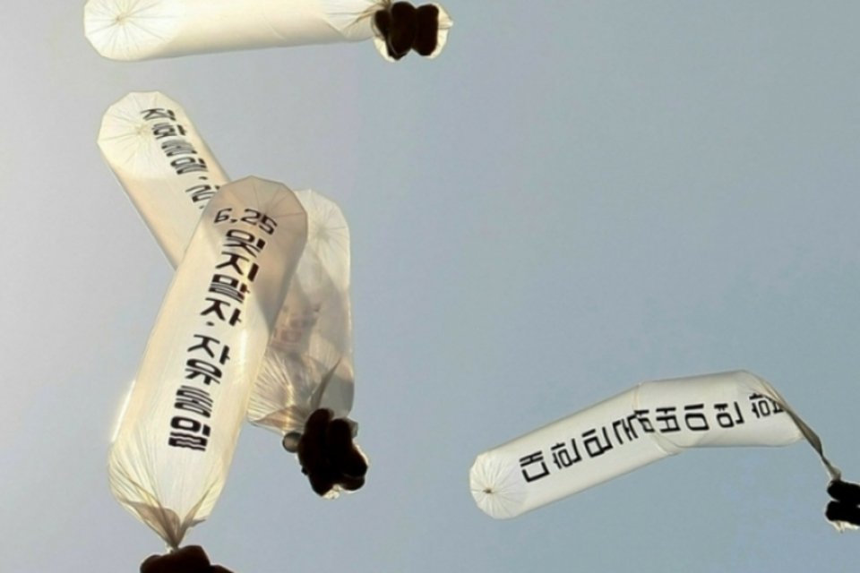 Ativista manda milhares de balões com "A entrevista" para Coreia do Norte