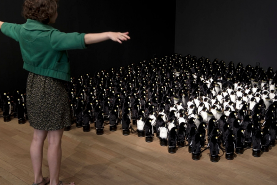 Artista israelense cria espelho robótico com Kinect e pinguins de pelúcia