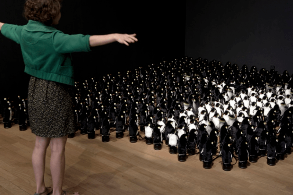 Artista israelense cria espelho robótico com Kinect e pinguins de pelúcia