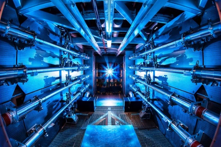 laser (Wikimedia Commons)