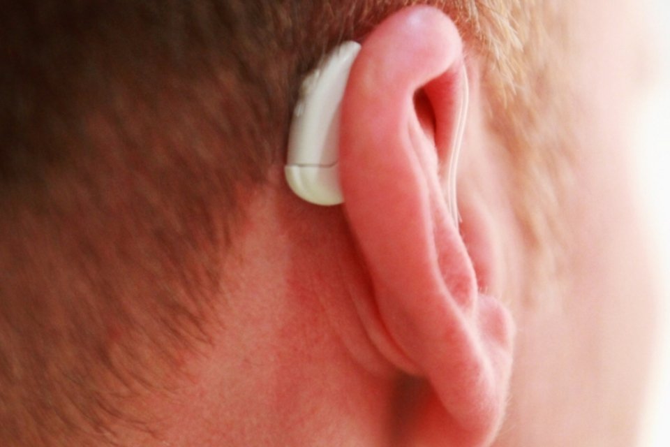 Jovem com deficiência auditiva tem aparelho retirado no Enem