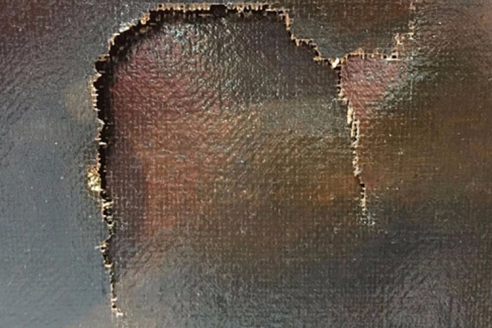 Pintura do século 17 é restaurada depois que tropeção de menino abriu buraco na tela