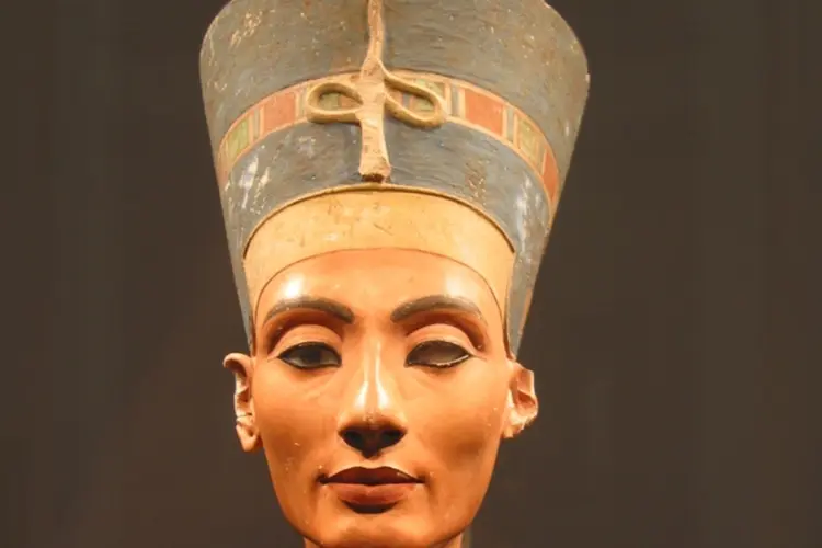 Busto de Nefertiti foi encontrado no Egito em 1912 (Wikimedia Commons/Reprodução)