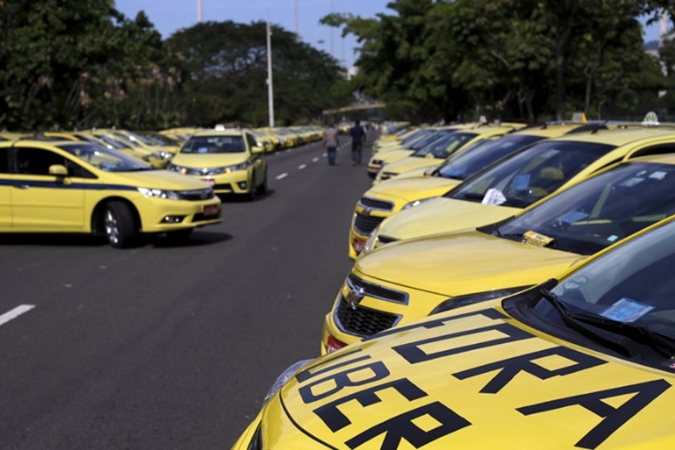 Protesto de taxistas contra o Uber causa dificuldades ao trânsito no Rio de Janeiro