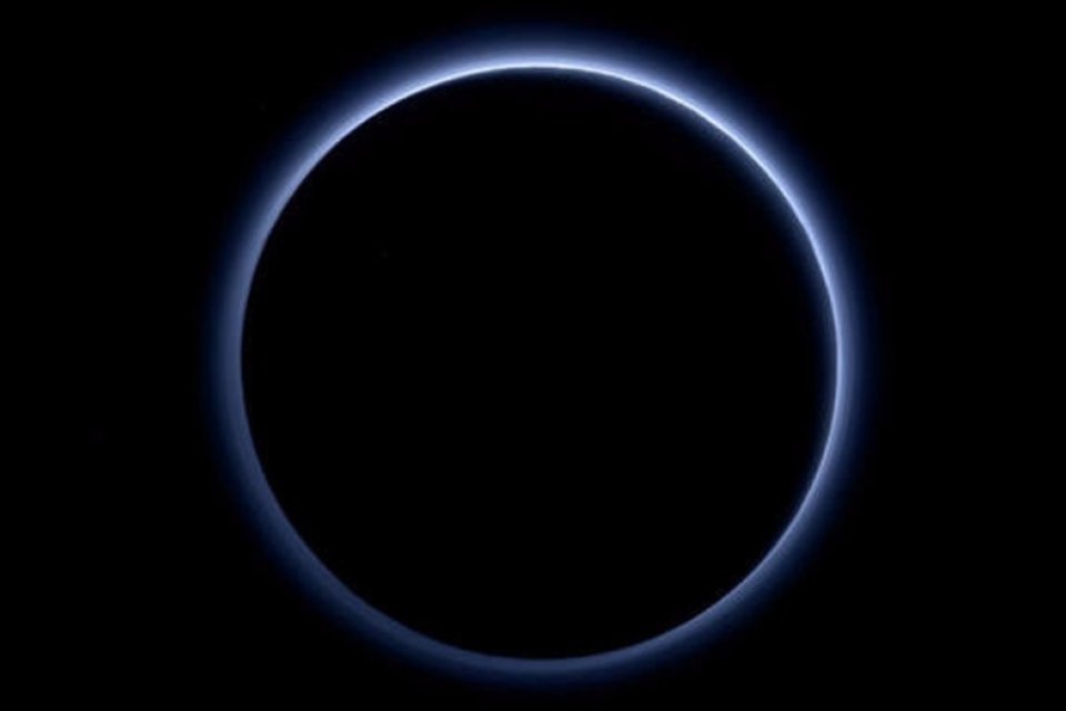 Plutão tem céu azul e regiões de água gelada