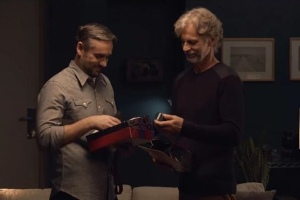Campanha publicitária com casais gays gera polêmica na internet