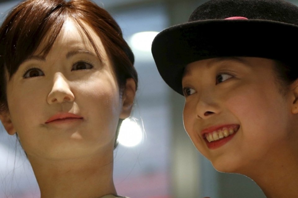 Robô humanoide começa a trabalhar em loja de departamento no Japão