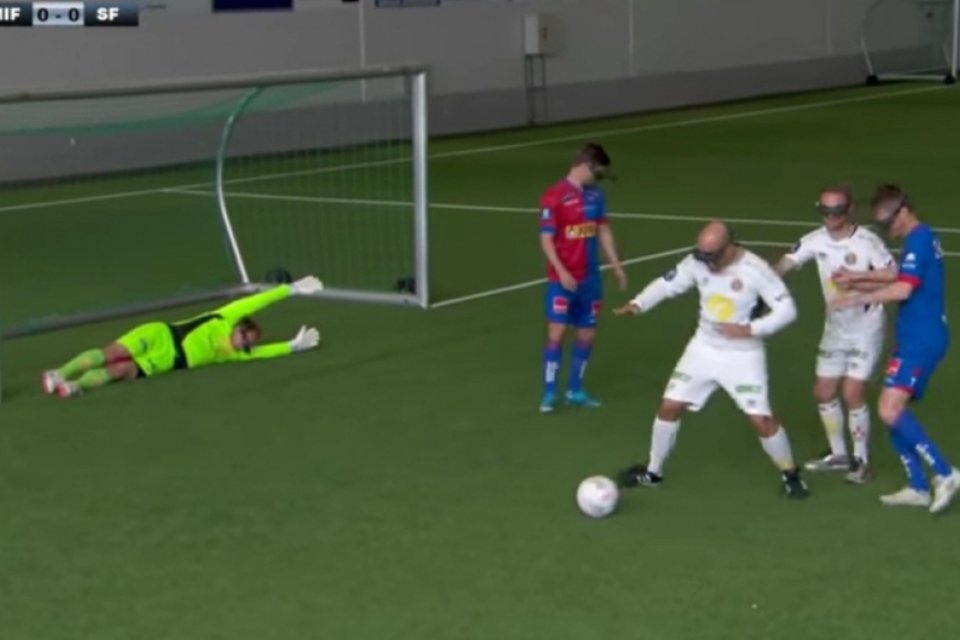 Vídeo de jogadores de futebol com óculos de realidade virtual é o melhor da internet hoje