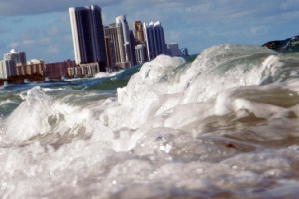 Nível do mar pode subir seis metros mesmo se aquecimento global for contido, diz estudo