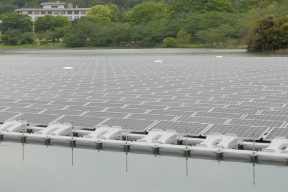 Japão liga usina solar que flutua sobre a água, ampliando possibilidades de captação