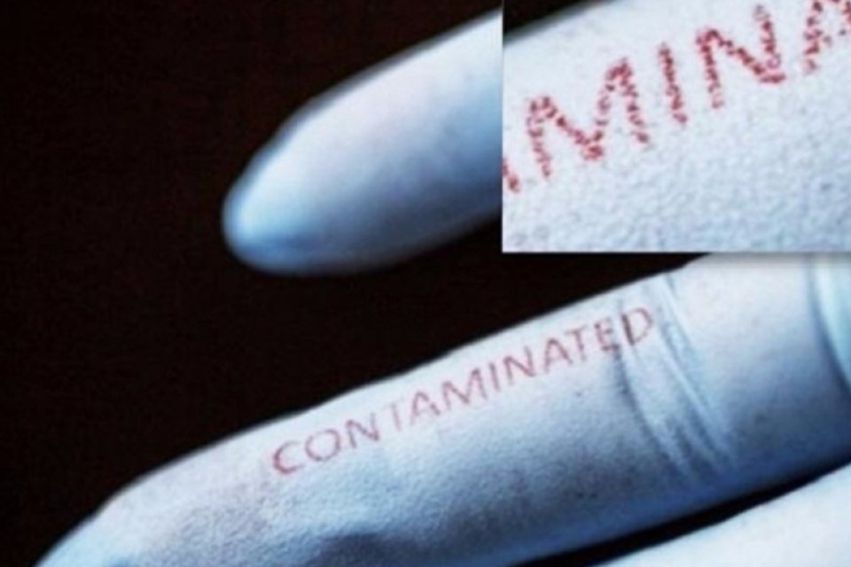 Luvas inteligentes usam seda que muda de cor quando expostas a bactérias perigosas