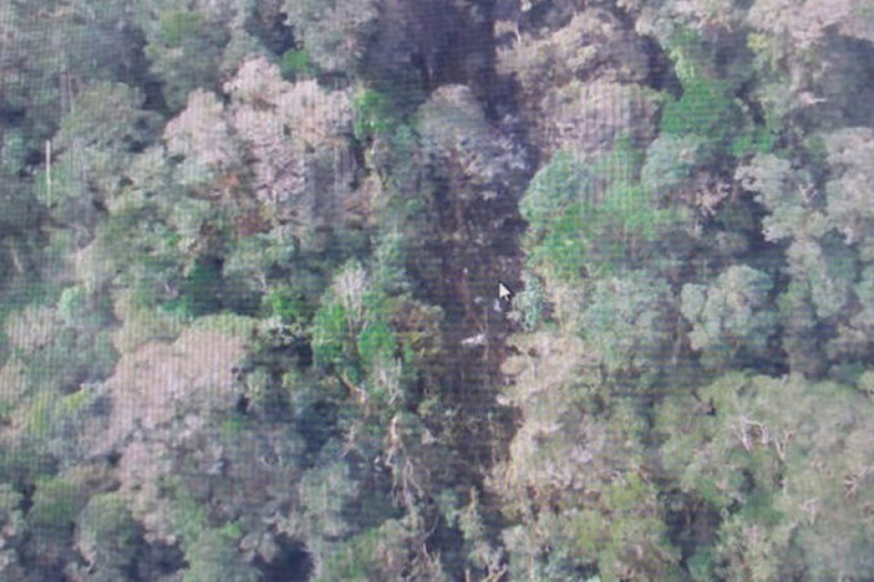 Equipes de resgate localizam destroços de avião indonésio
