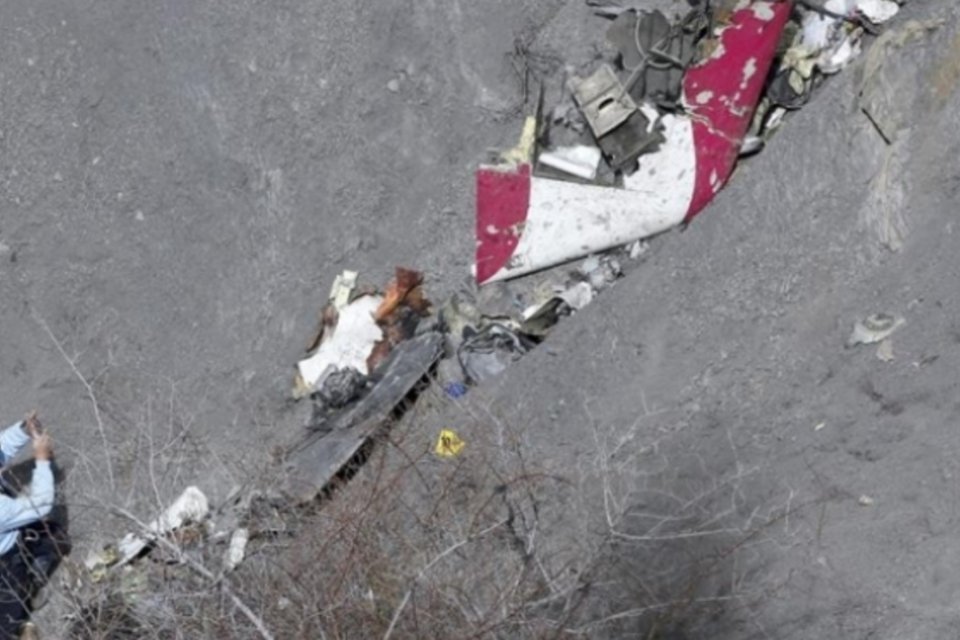 Busca por destroços de avião continua por terra por causa de mau tempo