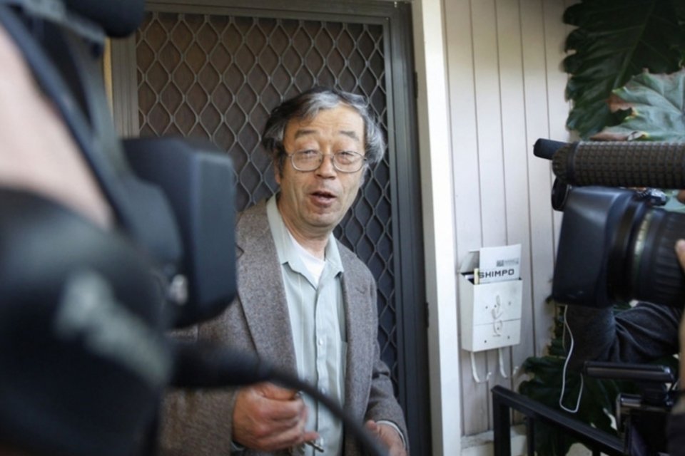 Satoshi Nakamoto, criador do Bitcoin, é perseguido por jornalistas