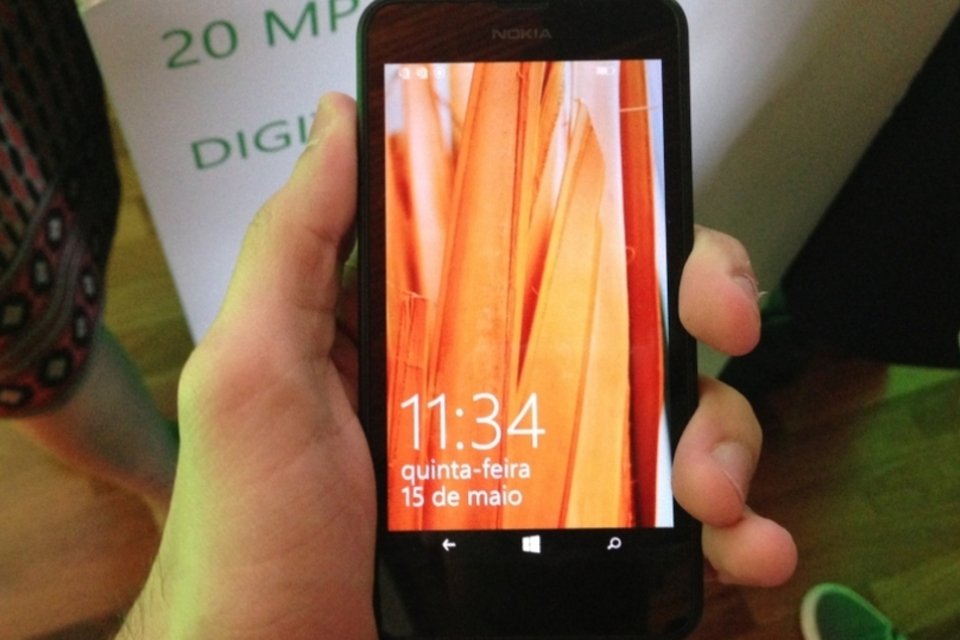 Na mão: Nokia Lumia 630 com Windows Phone 8.1 e TV digital