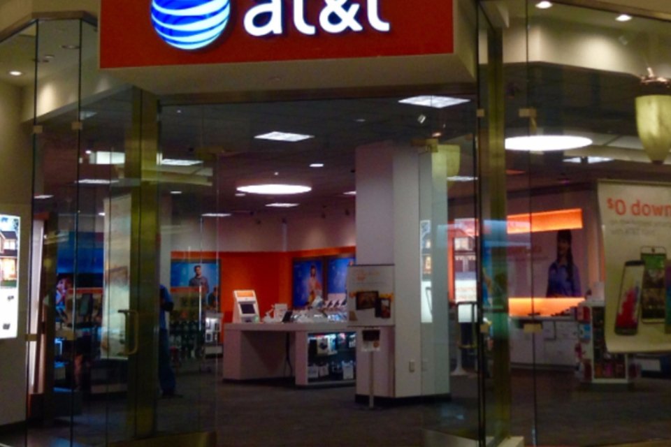 Lucro da AT&T supera Wall Street e aumenta estimativa
