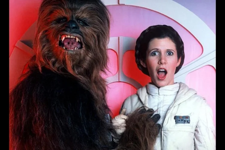 Carrie Fisher nos bastidores das gravações de Star Wars: "The Princess Diarist" foi publicado semanas antes da atriz morrer (Lucasfilm/Divulgação)