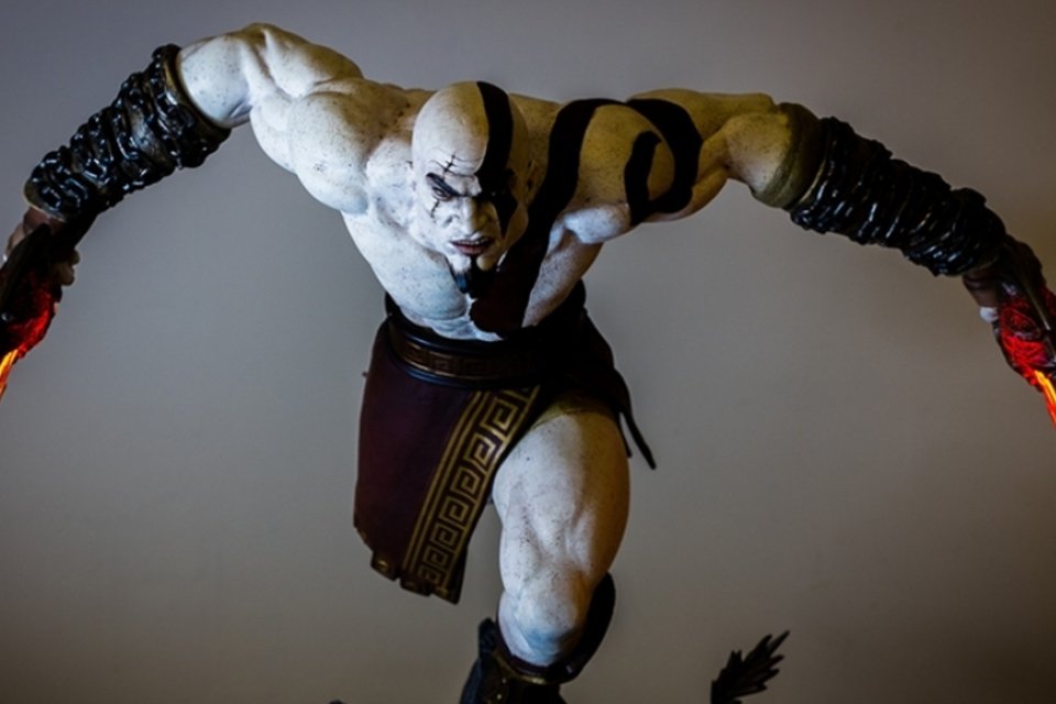 Estatueta de Kratos custa US$ 300 e vem com armas que acendem