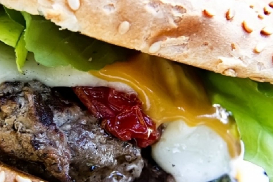 7 hambúrgueres que escondem bombas de gordura e sal