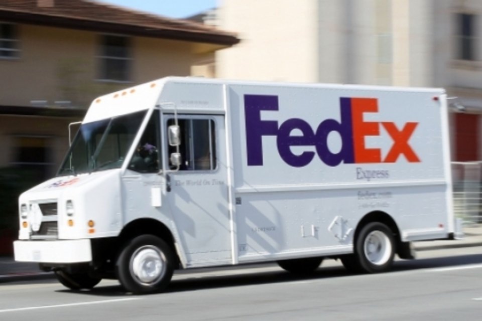 Caminhão de entregas da FedEx: empresa quer ter frota elétrica e ser neutra em carbono até 2040. (Getty Images/Getty Images)