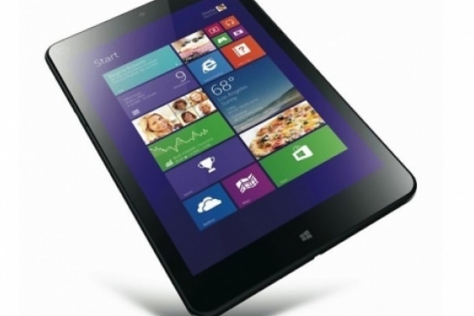 Na mão: tablet Lenovo ThinkPad 8 com Windows completo