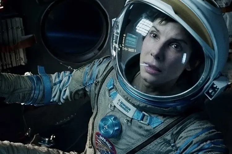Sandra Bullock veste traje espacial em Gravidade (Divulgação)