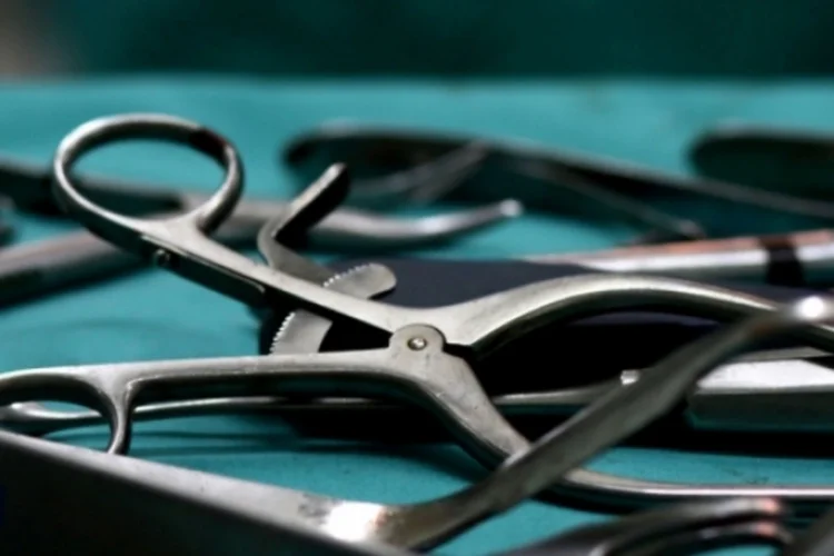 Acessórios de cirurgia: fechamento da fronteira com o Brasil atrapalhou os planos de dezenas de pacientes (phalinn via Flickr/Creative Commons)