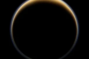 Imagem referente à matéria: Eclipse raro de Titã sobre Saturno será visível na Terra; saiba como observar